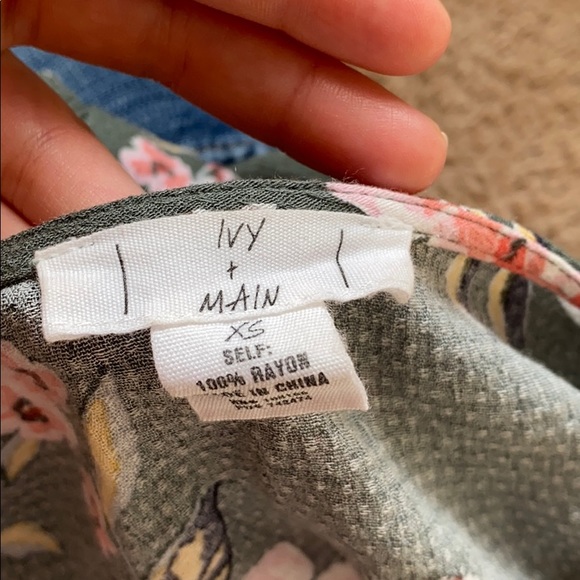 ✨ FLORAL BLOUSE✨ - Picture 3 of 3